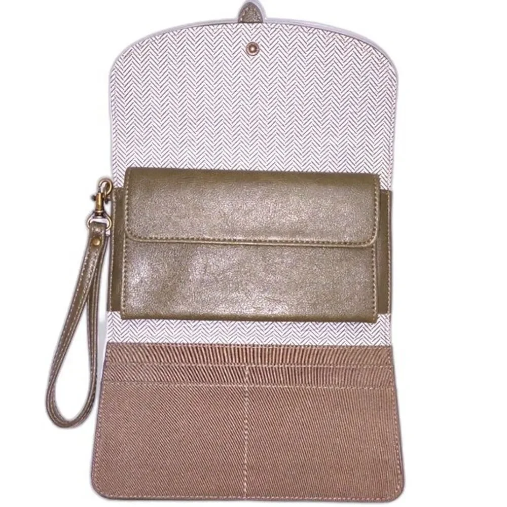 Olive Green Faux Leather Wristlet Wallet, NWOT.‎